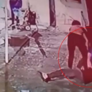 En video quedó agresión y presunto robo a un adulto mayor con discapacidad en Bucaramanga