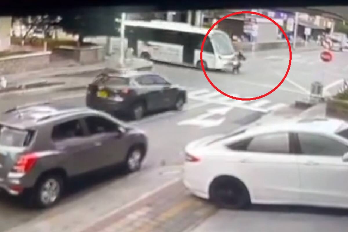 En video quedo registrado cuando un bus atropello a motociclista: no alcanzo a frenar