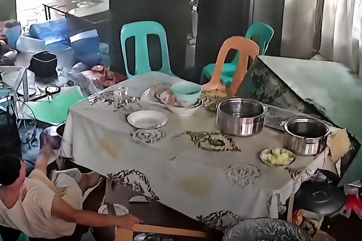 Una cámara de seguridad captó los instantes de pánico dentro de una vivienda durante el terremoto de magnitud 7,8 que sacudió Filipinas el pasado 8 de junio. Imagen tomada de // captura video en X //. Apoyo IA.