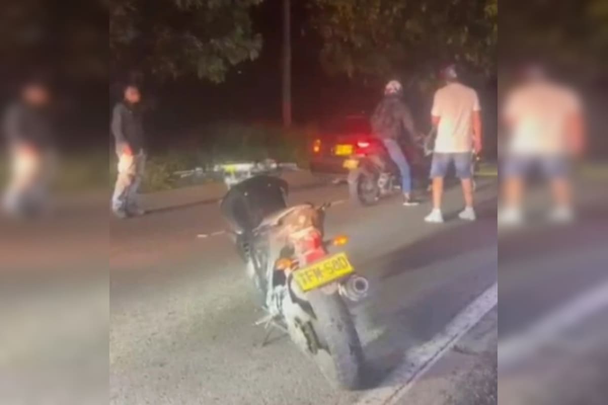 En videos difundidos en redes sociales quedó registrado el momento en que varios motociclistas rodean el vehículo y dañan sus llantas.