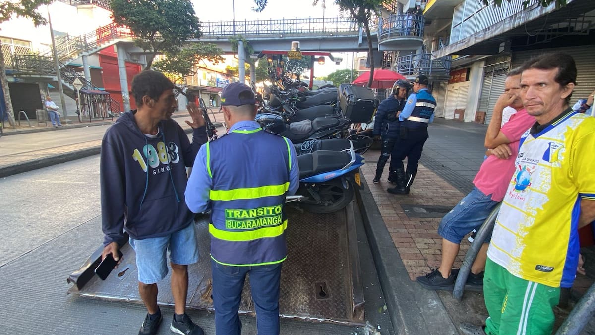 En vivo: tránsito adelanta controles en el carril exclusivo de Metrolínea de la carrera 15