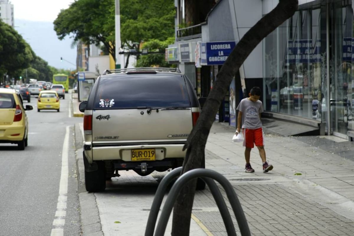 Invadir las aceras y las vías, al estacionar sobre ellas los automotores, fue la principal falta al Código de Tránsito que cometieron los conductores en Bucaramanga, durante todo el 2017 (Foto: Foto: Cesar Flórez / VANGUARDIA LIBERAL)