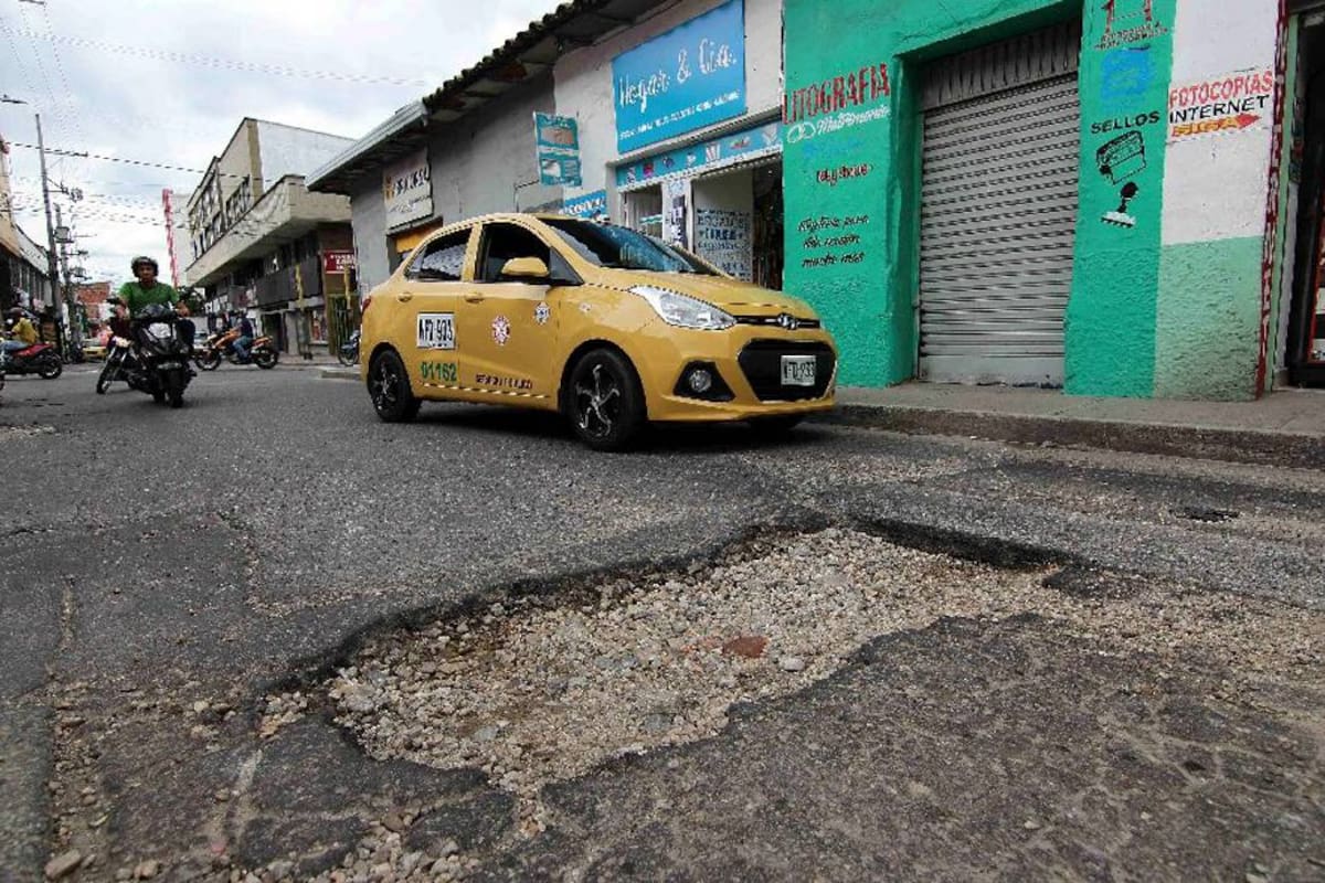 La malla vial de la ciudad se encuentra en pésimas condiciones. La actual Administración ha invertido $5.200 millones al arreglo y reparcheo de vías en Bucaramanga. (Foto: Archivo /VANGUARDIA LIBERAL)