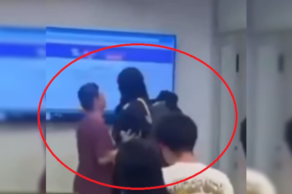 Encapuchados irrumpieron en el salón y exigieron a los estudiantes desalojar el aula en plena clase.