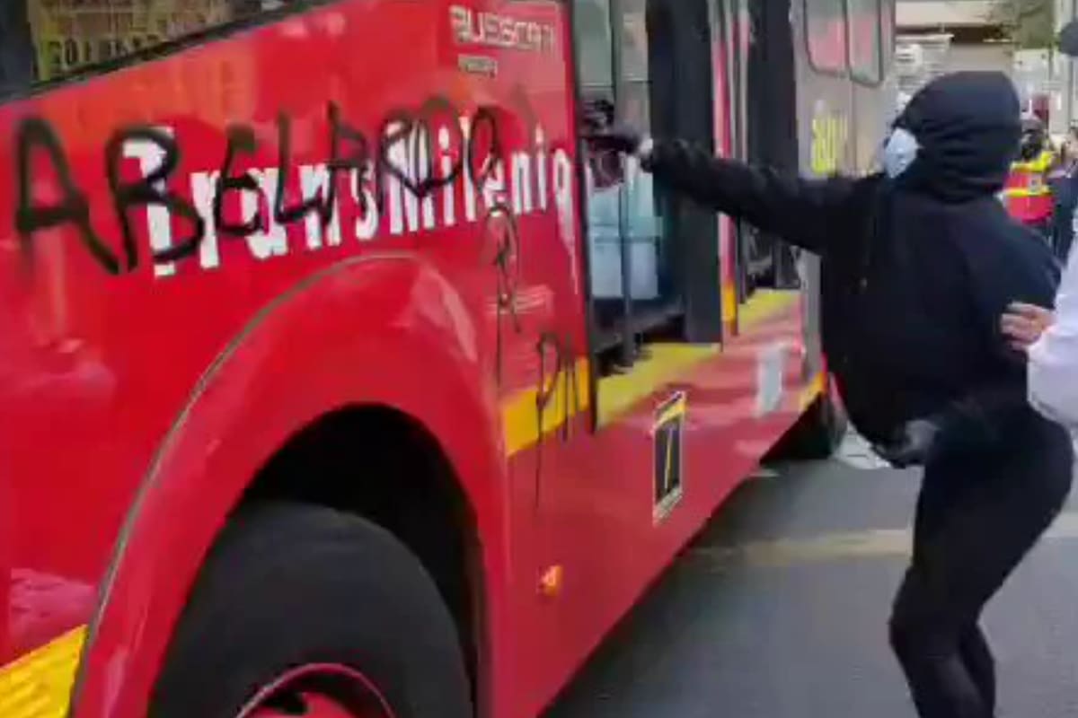 En medio de las protestas de la tarde del viernes 11 de septiembre, un grupo de encapuchados vandalizó buses de TransMilenio y varias fachadas de viviendas en el centro de Bogotá, generando daños y afectaciones a la movilidad.