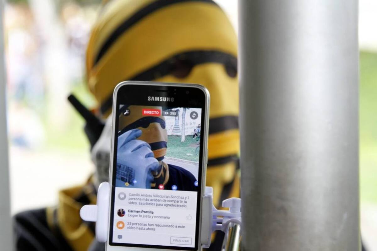 Un manifestante dijo que la protesta fue en rechazo al Gobierno Nacional (arriba). Los encapuchados armaron barricadas para bloquear el ingreso a la UIS por la 27 y la 25 (abajo). (Foto: Marco Valencia / VANGUARDIA LIBERAL)