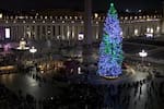 Video: El Vaticano enciende su Navidad con árbol y pesebre en la Plaza de San Pedro