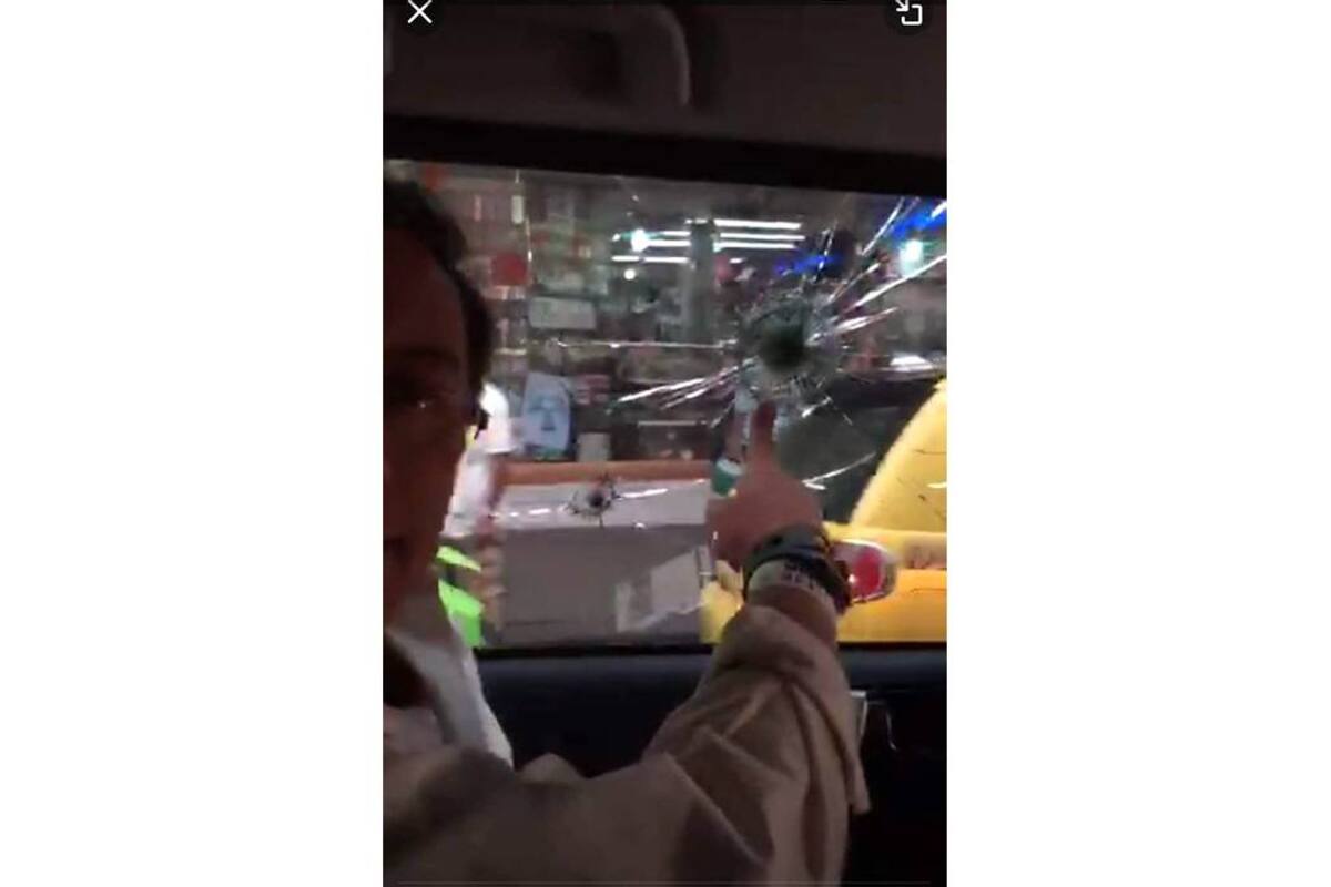 Así quedó el vidrio blindado de la camioneta en la que se transportaba el candidato presidencial Gustavo Petro por las calles de Cúcuta. (Foto: Colprensa / VANGUARDIA LIBERAL.)