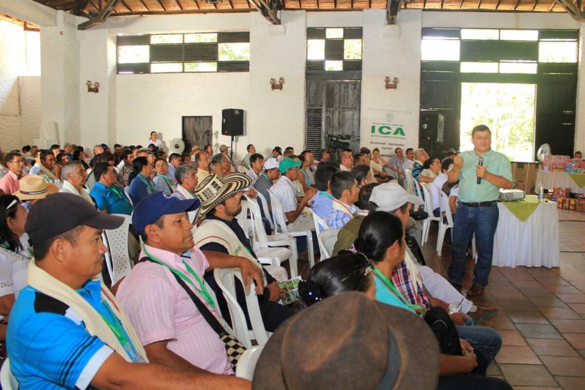 Aspectos del segundo día del congreso nacional tabacalero efectuado en San Gil con la asistencia de cerca de 300 cultivadores de diferentes departamentos del país. Congreso en el cual se aprobó el Plan de acción 2015 - 2025 que busca fortalecer el gremio. (Foto: Suministrada / VANGUARDIA LIBERAL)