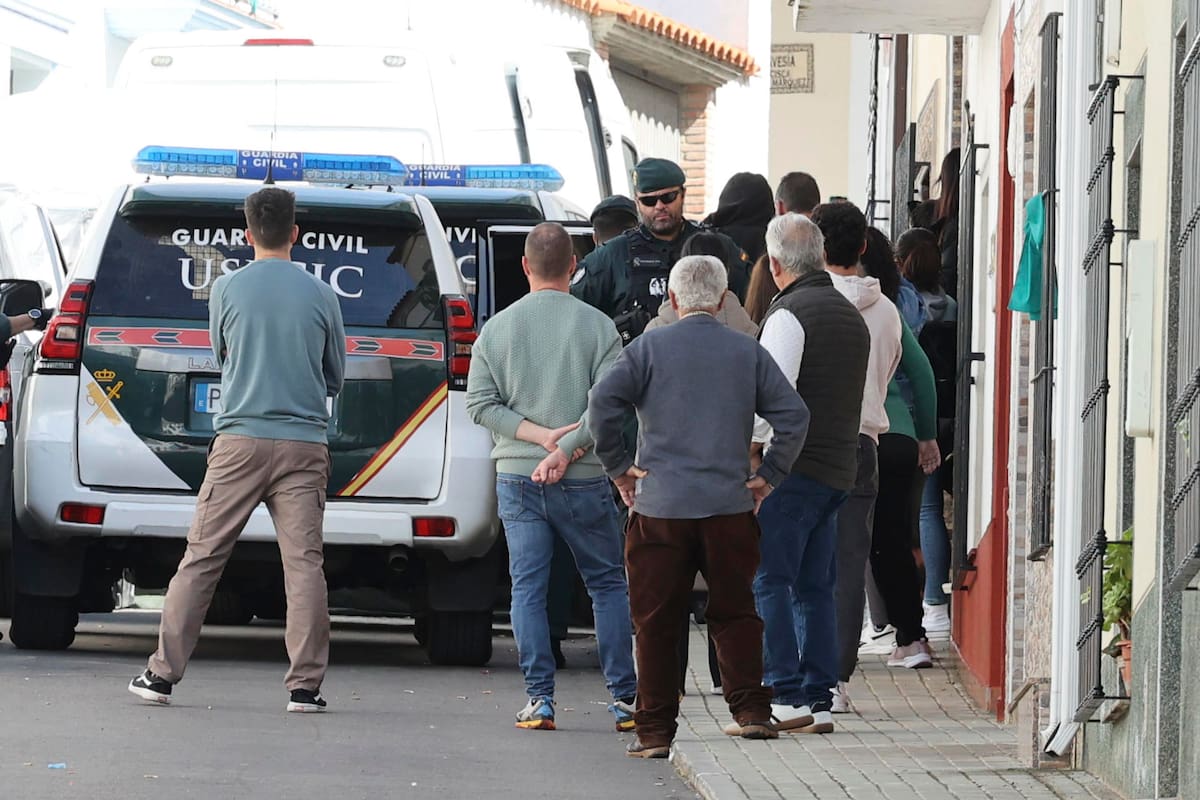 Con gritos de "asesinos, asesinos" han sido recibidos esta mañana los dos hermanos detenidos por la desaparición en 2017 de su vecina Francisca Cadenas en Hornachos (Badajoz), donde han llegado tras pasar la noche en el acuartelamiento de la Guardia Civil de Zafra. Sobre las 9:20 horas han llegado a la localidad en dos todoterrenos de la Guardia Civil, que durante este jornada continúa con los registros de sus propiedades, acompañados de otros dos vehículos de la Policía Científica. Los dos hermanos han salido de su vivienda en dirección a una finca de su propiedad para continuar con otros registros.- EFE/ Jero Morales