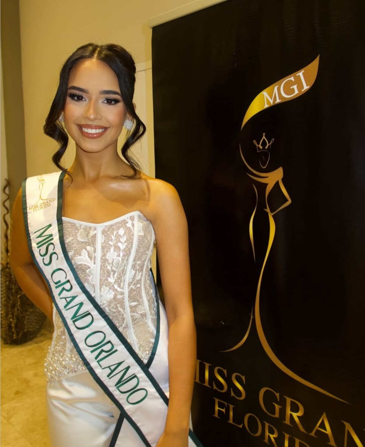 La modelo venezolana Skarlent Rodríguez era la actual ganadora del título Miss Grand Orlando 2025, logro que impulsó su carrera en los concursos de belleza.