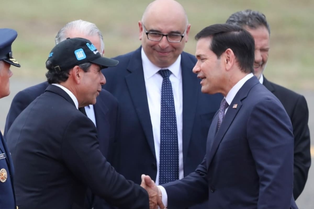 El alcalde de Barranquilla, Alejandro Char, se saluda con el Secretario de Estado de Estados Unidos, Marco Rubio a su arribo al Aeropuerto Ernesto Cortissoz.//Cortesía Alcaldía de Barranquilla.