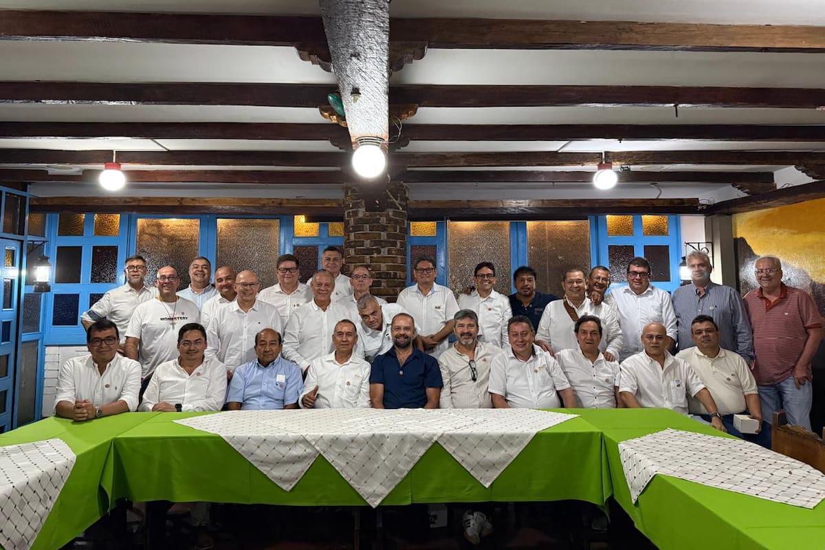 José Balbino Luna, Carlos Vinazco, William Rey, Óscar Bohada, Hernando Flórez, Edwin Puentes, Mauricio Carrillo, Jairo Tarazona, Juan Carlos García, Omar Ordóñez, Juan Carlos Borrero, Jaime Osorio, Rafael Bayter, Gustavo Téllez, Sergio Gualdrón, Gustavo Vianchá, Cristian Lobo, Rodrigo Sanmiguel, Óscar Rincón, Javier Páez, profesor Juan Limas, Nelson Espitia, Ignacio Arias, Orlando Plata, José Lozano, Julio Acelas, Derian Duque y César Cadena. Suministrada / VANGUARDIA