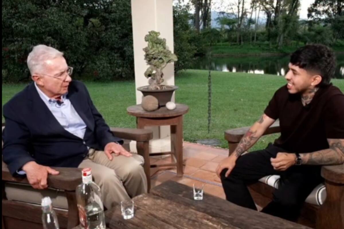 El expresidente Álvaro Uribe Vélez y el creador de contenido, Wetscol.
Foto: captura de video.