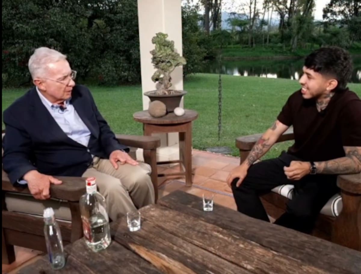 El expresidente Álvaro Uribe Vélez y el creador de contenido, Wetscol.
Foto: captura de video.