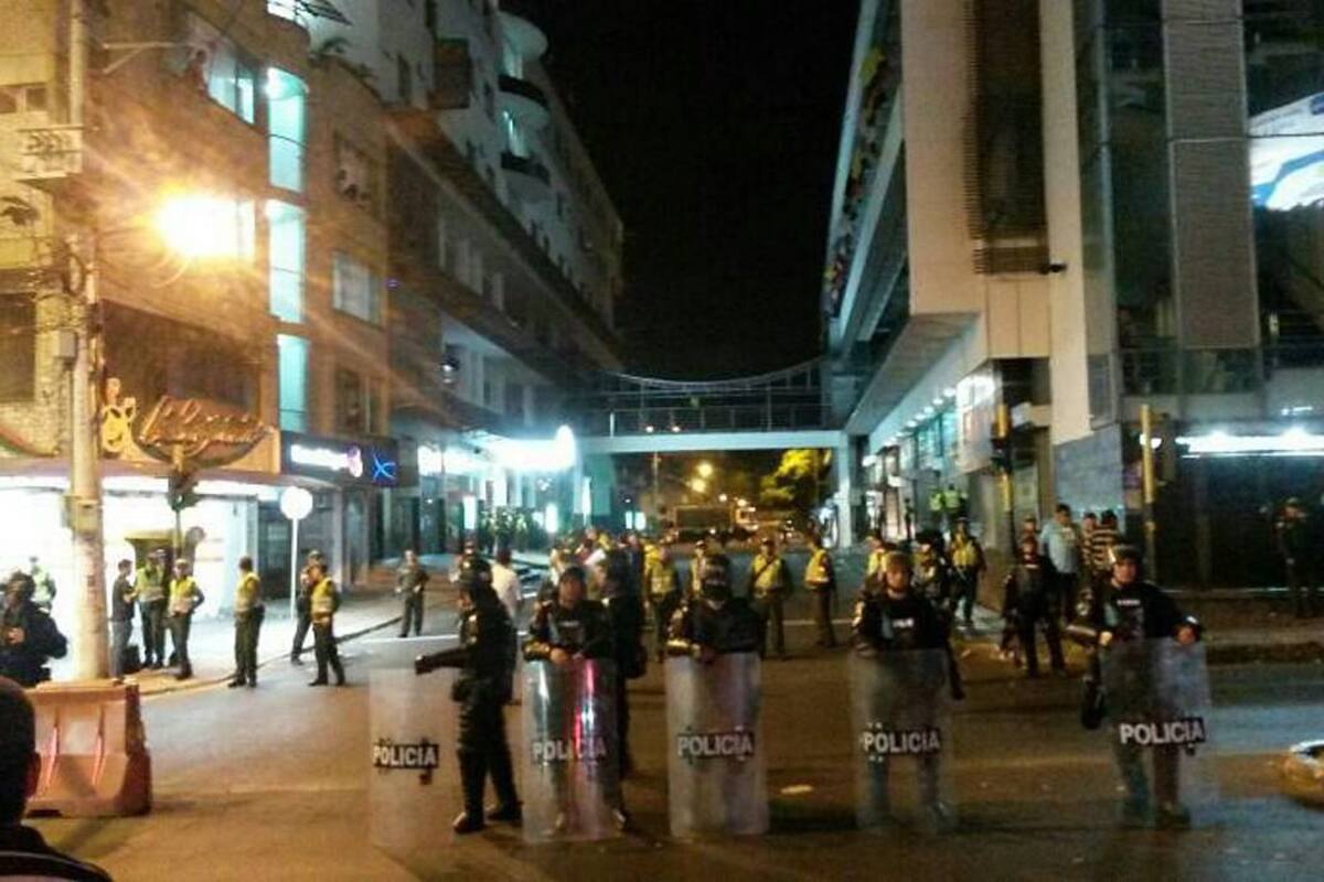 Cerca de 400 policías participaron en el operativo. Su misión era rodear el centro comercial e ingresar para que se realizara la diligencia judicial, la cual finalmente fue suspendida. (Foto: Suministrada/VANGUARDIA LIBERAL )