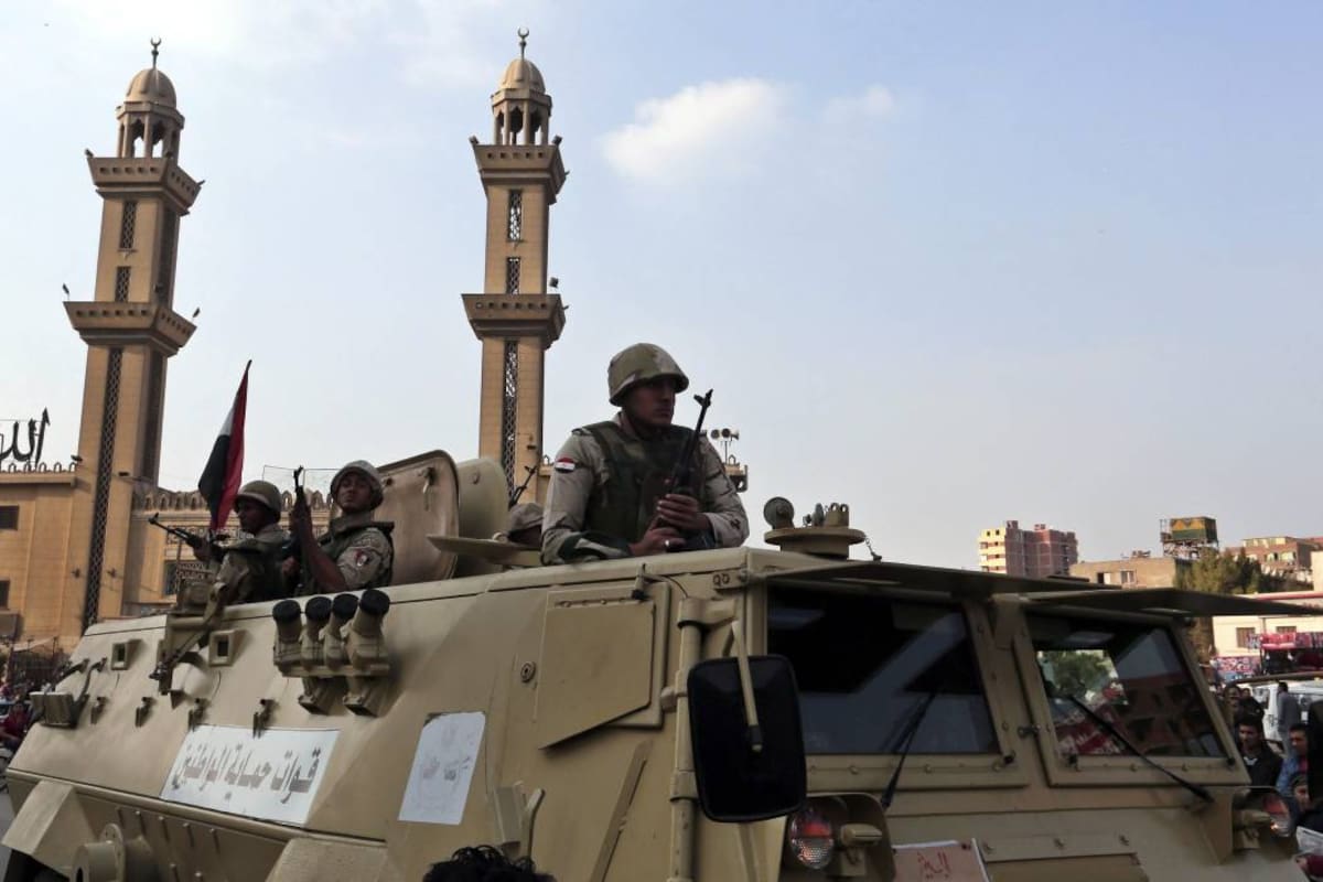 Miembros del Ejército patrullan en la plaza de Matareya durante una manifestación de opositores del Frente Salafista. (Foto: EFE / VANGUARDIA LIBERAL)