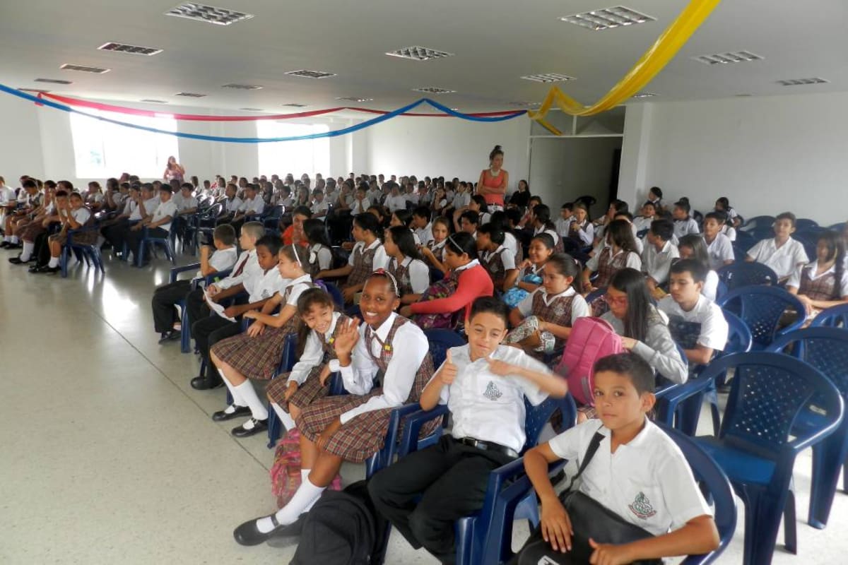 La izada de bandera y el cine-foro se realizaron en el auditorio de la misma institución educativa, mientras que los talleres, se realizaron en las aulas de clase. (Foto: Víctor Ardila / VANGUARDIA LIBERAL)