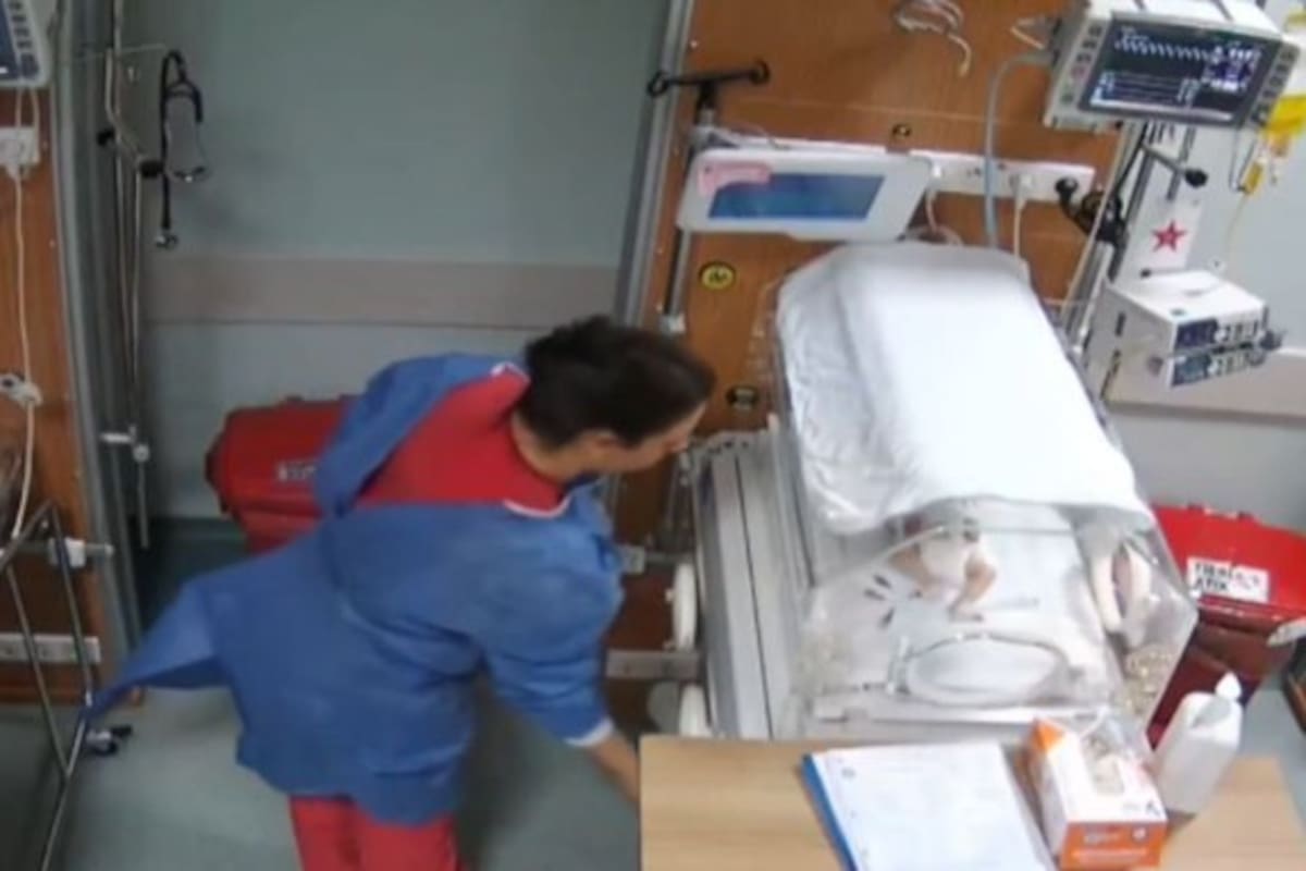 Luego de años, sale a la luz el video de una enfermera torturando a una bebé de cinco días de nacida, agresión que dejó secuelas de por vida.