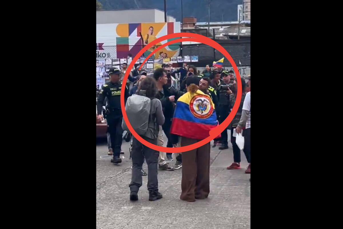 Simpatizantes y detractores de Álvaro Uribe se enfrentan en las afueras del Complejo Judicial de Paloquemao durante la espera del fallo en su juicio.