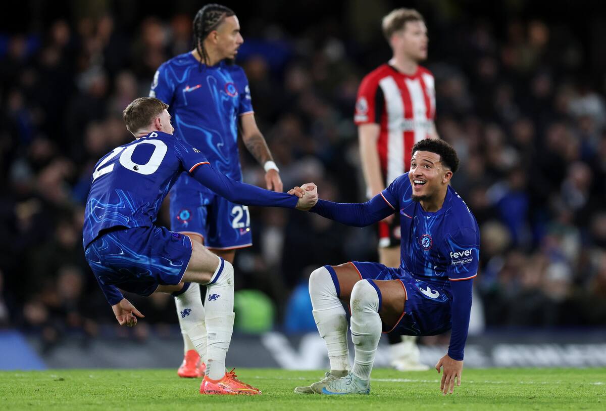 London (United Kingdom), 15/12/2024.- (L-R) Cole Palmer, Malo Gusto and Jadon Sancho celebrate their 2-1 win over Brentford following the English Premier League soccer match between Chelsea FC and Brentford FC in London, Britain, 15 December 2024. (Reino Unido, Londres) EFE/EPA/ANDY RAIN