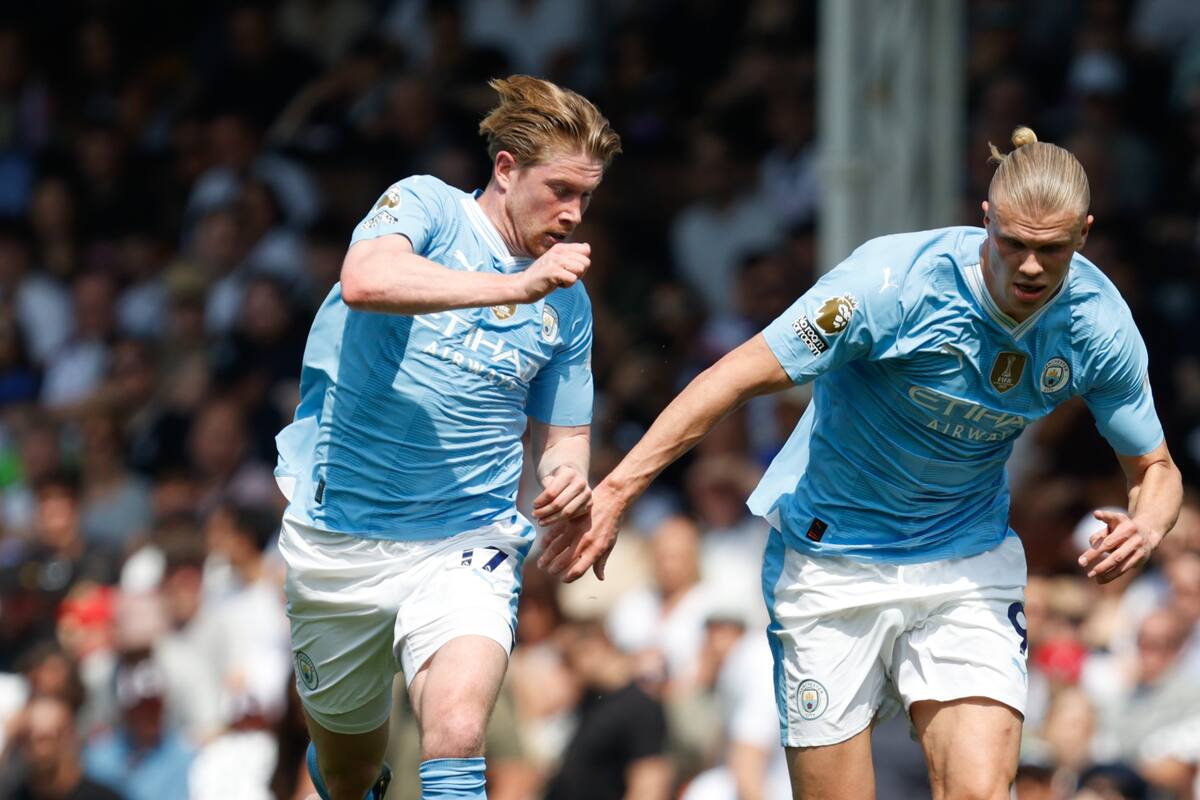 London (United Kingdom), 11/05/2024.- Kevin De Bruyne (L) and Erling Haaland of Manchester City in action during the English Premier League soccer match between Fulham and Manchester City in London, Britain, 11 May 2024. (Reino Unido, Londres) EFE/EPA/DAVID CLIFF EDITORIAL USE ONLY.