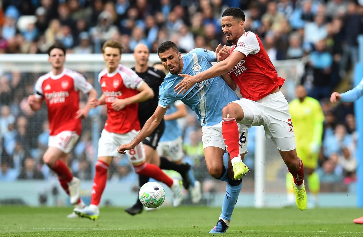 MANCHESTER (United Kingdom), 19/04/2026.- Manchester City's Rodri (C) and Arsenal's William Saliba (R) in action during the English Premier League match Manchester City against Arsenal FC, in Manchester, Britain, 19 April 2026. (Reino Unido) EFE/EPA/PETER POWELL EDITORIAL USE ONLY. No use with unauthorized audio, video, data, fixture lists, club/league logos, 'live' services or NFTs. Online in-match use limited to 120 images, no video emulation. No use in betting, games or single club/league/player publications.
