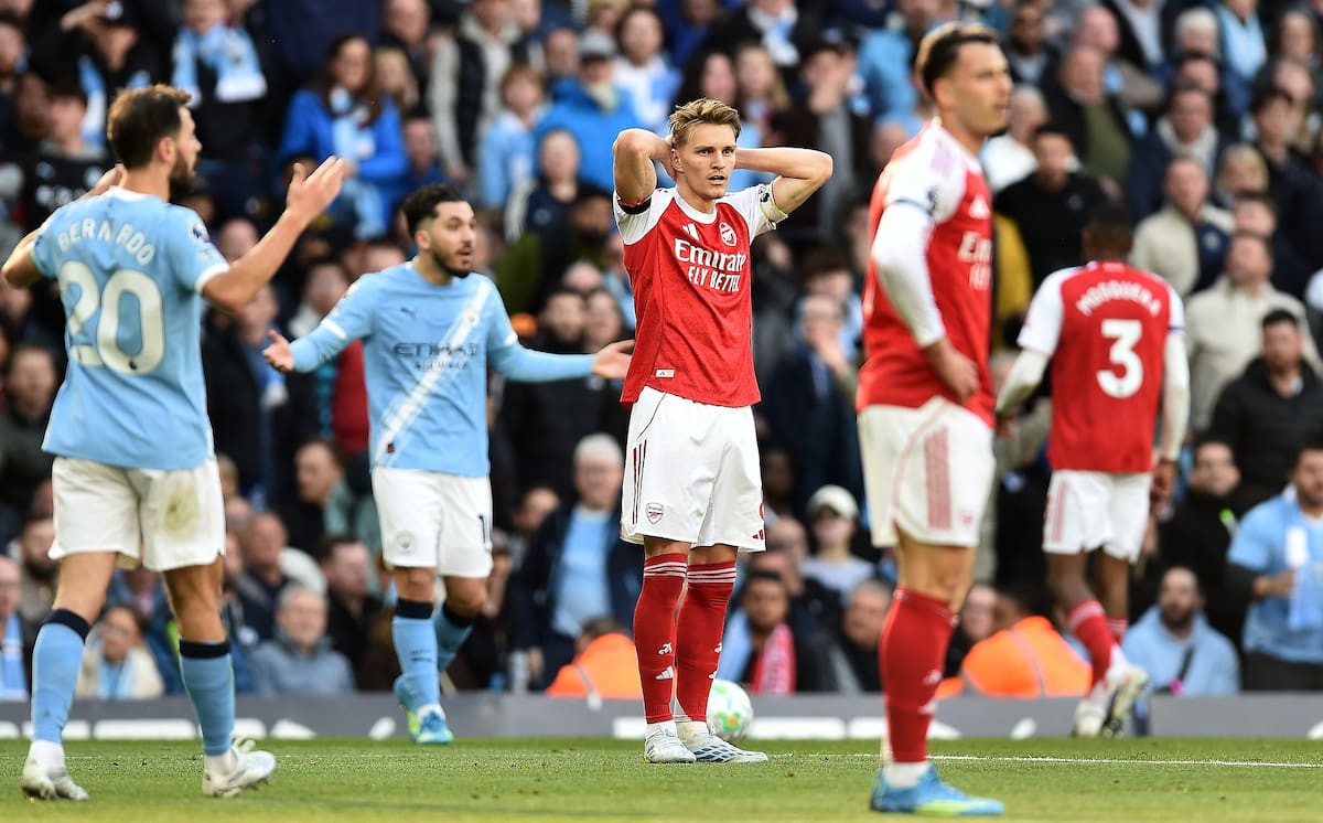 MANCHESTER (United Kingdom), 19/04/2026.- Arsenal's Martin Odegaard (C) puts his hands on his head during the English Premier League match Manchester City against Arsenal FC, in Manchester, Britain, 19 April 2026. (Reino Unido) EFE/EPA/PETER POWELL EDITORIAL USE ONLY. No use with unauthorized audio, video, data, fixture lists, club/league logos, 'live' services or NFTs. Online in-match use limited to 120 images, no video emulation. No use in betting, games or single club/league/player publications.