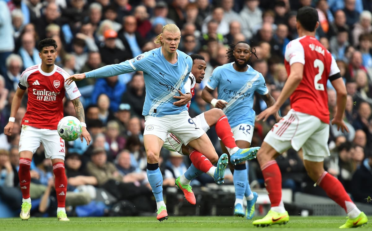 MANCHESTER (United Kingdom), 19/04/2026.- Manchester City's Erling Haaland (C-L) and Arsenal's Gabriel Magalhaes (C-R) in action during the English Premier League match Manchester City against Arsenal FC, in Manchester, Britain, 19 April 2026. (Reino Unido) EFE/EPA/PETER POWELL EDITORIAL USE ONLY. No use with unauthorized audio, video, data, fixture lists, club/league logos, 'live' services or NFTs. Online in-match use limited to 120 images, no video emulation. No use in betting, games or single club/league/player publications.