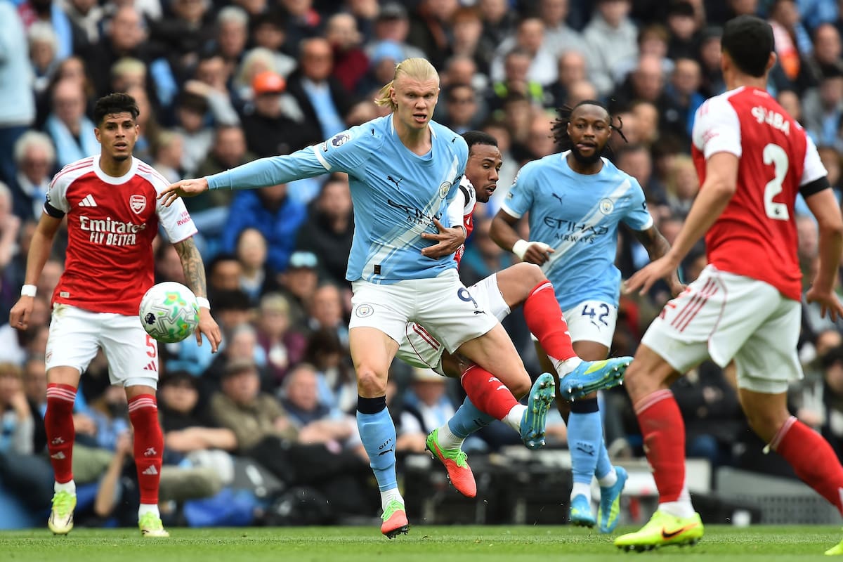 MANCHESTER (United Kingdom), 19/04/2026.- Manchester City's Erling Haaland (C-L) and Arsenal's Gabriel Magalhaes (C-R) in action during the English Premier League match Manchester City against Arsenal FC, in Manchester, Britain, 19 April 2026. (Reino Unido) EFE/EPA/PETER POWELL EDITORIAL USE ONLY. No use with unauthorized audio, video, data, fixture lists, club/league logos, 'live' services or NFTs. Online in-match use limited to 120 images, no video emulation. No use in betting, games or single club/league/player publications.