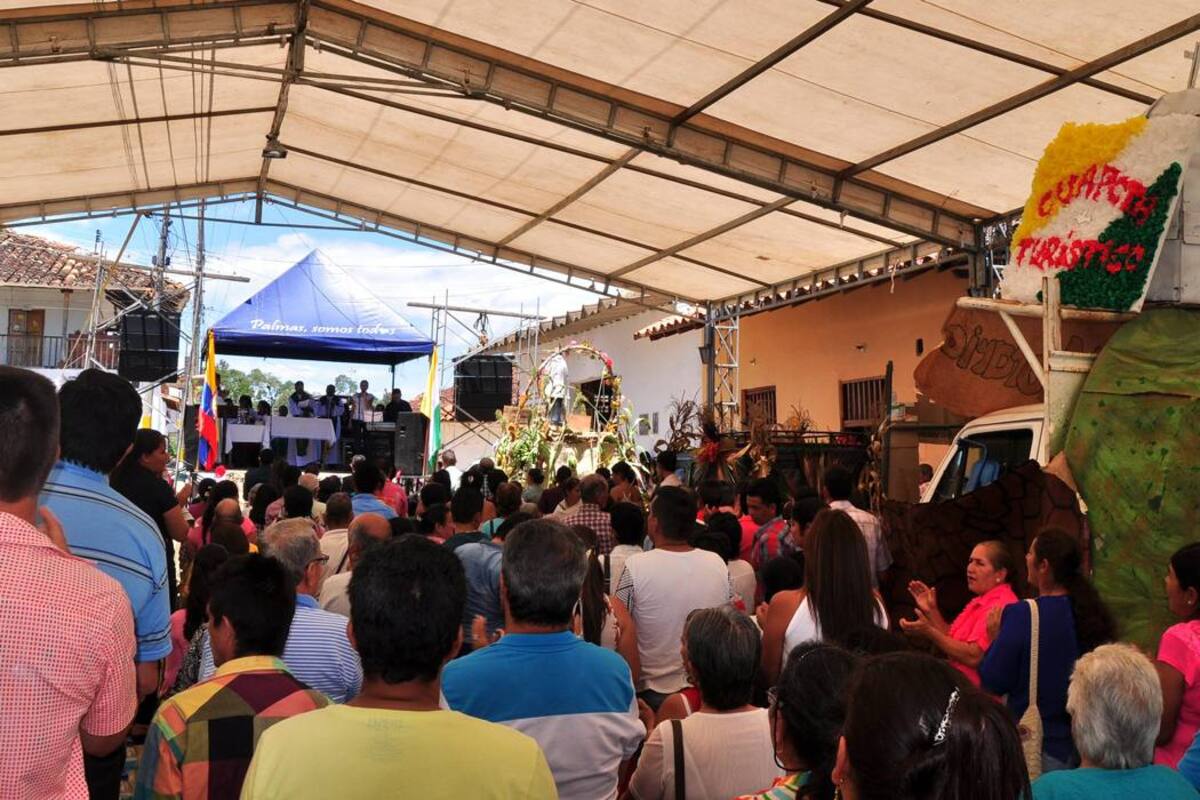 Celebración eucarística, que ofició el obispo de la Diócesis de Socorro y San Gil, Carlos Germán Mesa Ruiz, en el parque principal de Guapotá, en la fiesta patronal y del campesino. (Foto: Luis Fernando Martínez Vargas/VANGUARDIA LIBERAL)
