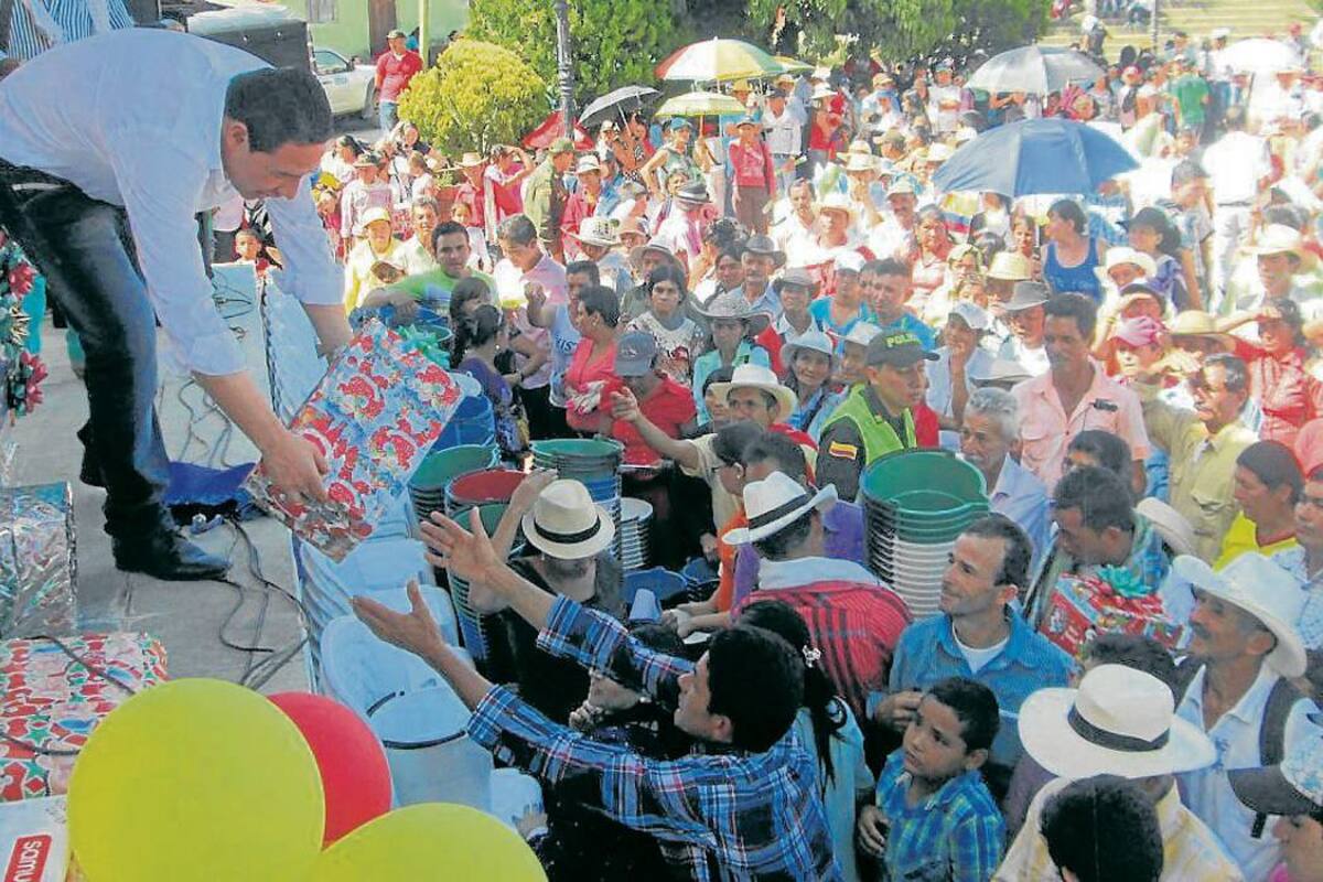 Aspectos de la jornada que se cumplió en el parque La Guayaba, en donde el Alcalde de Guavatá entregó elementos para los habitantes de las diferentes veredas. (Foto: Suministrada/VANGAURDIA LIBERAL )