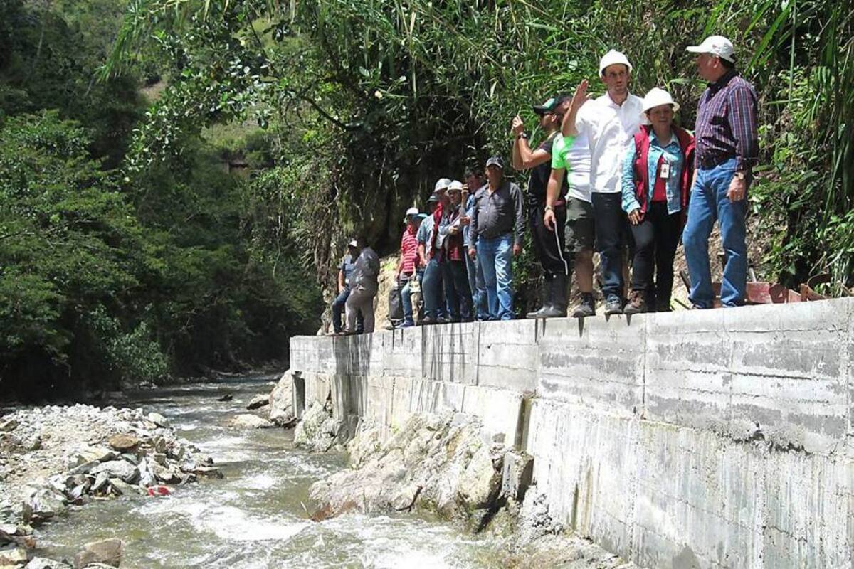 La visita incluyó un recorrido de 1.270 metros, que abarcó desde la Planta de Tratamiento de Agua Potable La Colina hasta los tanques desarenadores del actual sistema de captación y la estructura donde se construye la nueva bocatoma. (Foto: Suministrada/VANGUARDIA LIBERAL)