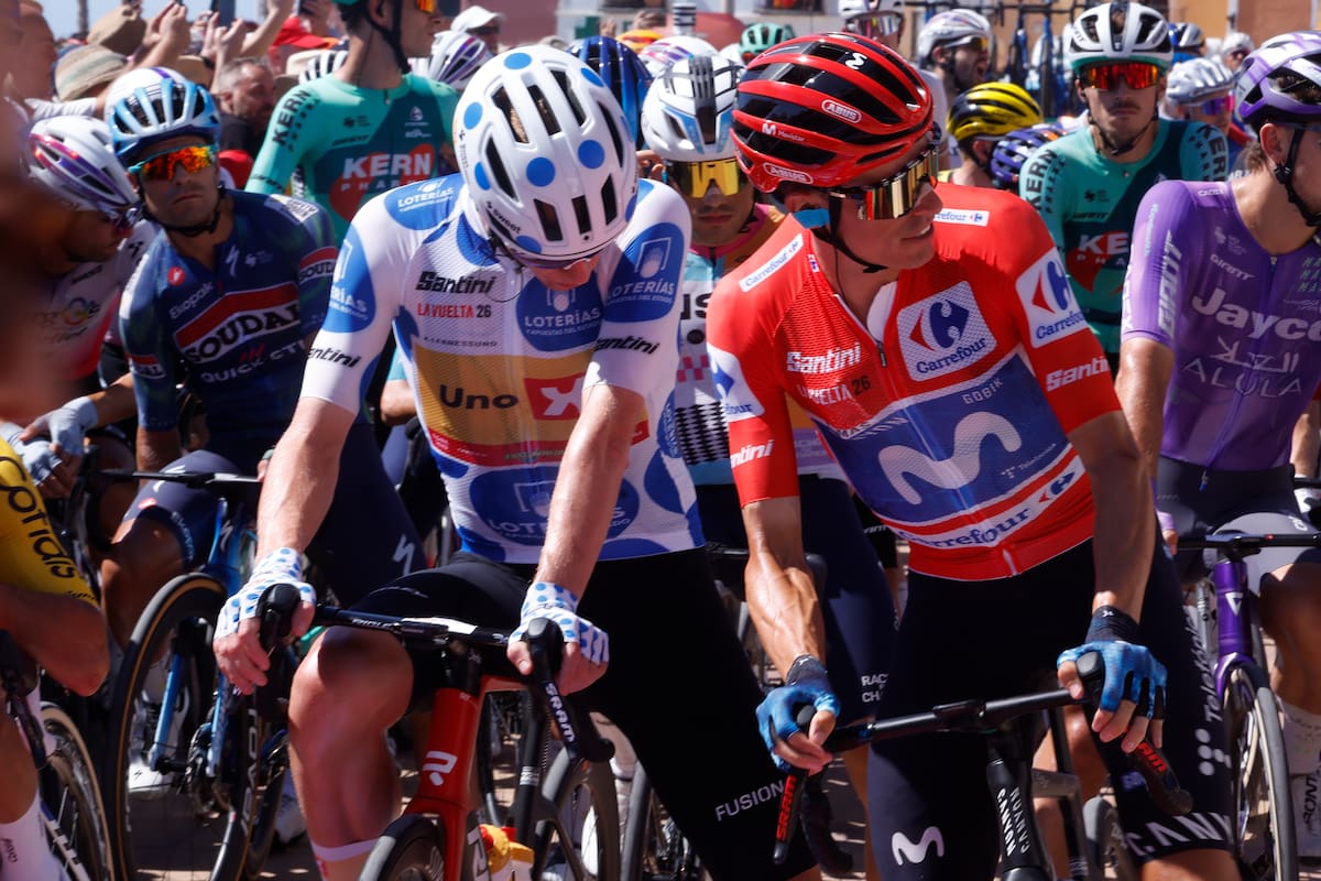 El nuevo líder de la clasificación general, el español Enric Mas (d), del Movistar Team, conversa con el líder de la Montaña, el noruego Andreas Leknessund, del Uno-X Mobility, antes de darse la salida de la novena etapa de La Vuelta a España. //Foto, EFE: Javier Lizón