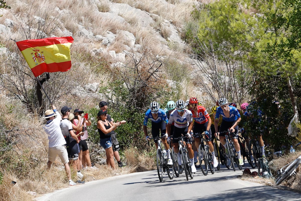 Enric Mas se impone en la cima de Aitana y refuerza el maillot rojo El pelotón durante la novena etapa de La Vuelta a España, este domingo. //Foto, EFE: Javier Lizón