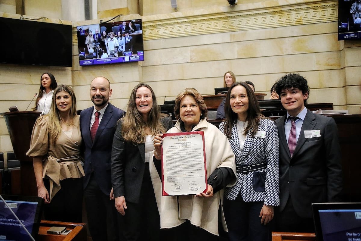 Entre Aplausos y Nostalgia, su familia recibió el Honor Póstumo del Congreso, al cumplirse cinco años de su muerte | Foto: Isabel Escobar Gil Senado de la República