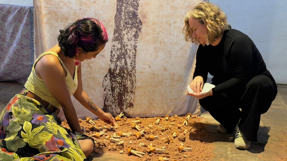 Liliana Rodríguez y Violeta Blanco, ceramistas creadoras de la exposición, exploran en la obra la relación de los ciclos entre materia y naturaleza. / Fotografías por Lida Fernanda Prada