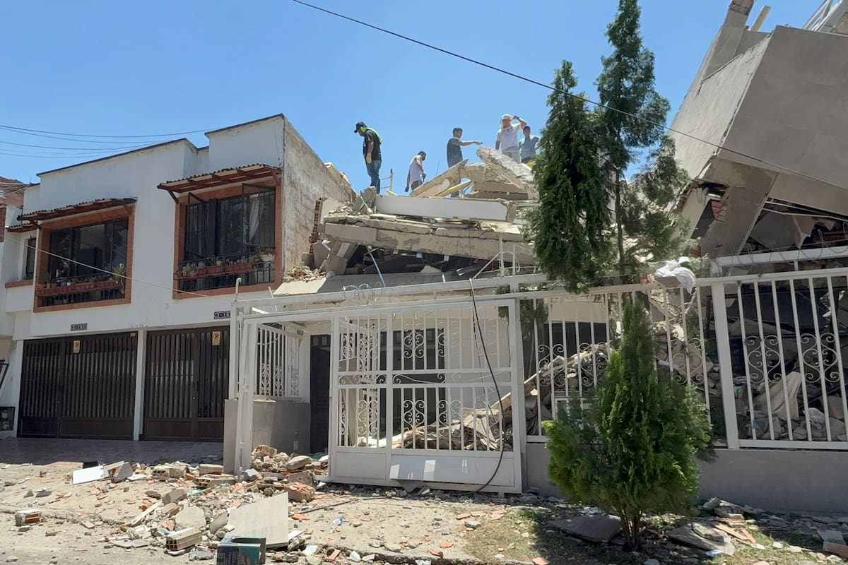 ACOMPAÑA CRÓNICA: COLOMBIA TERREMOTO AME7759. CALI (COLOMBIA), 10/08/2026.- Civiles buscan sobrevivientes en un edificio destruido por el terremoto de magnitud 7,4 que sacudió buena parte del territorio nacional, este lunes en Cali (Colombia). Apenas pasó el terremoto, Mariela García agarró su motocicleta y salió a buscar a su hijo Juan Pablo Arango, estudiante de último año de la Universidad Santiago de Cali, y tras llamarlo varias veces sin obtener respuesta, una corazonada la llevó hasta una vivienda convertida en escombros, frente a la que encontró estacionado el automóvil del joven. EFE/ Mario Baos