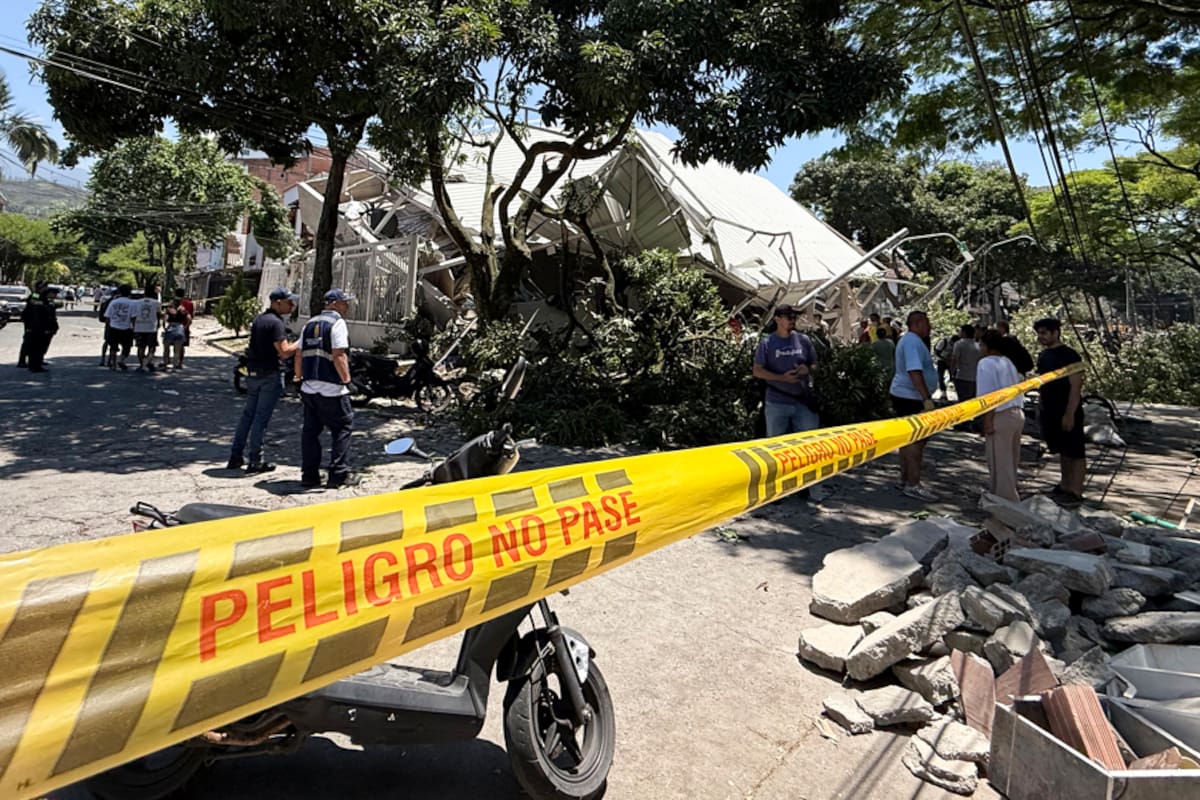 Entre escombros, una madre busca a su hijo tras el terremoto que sacudió a Colombia. Foto tomada de Efe