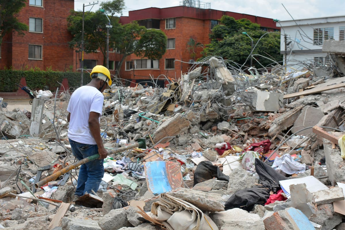 AME1249. CALI (COLOMBIA), 22/08/2026.- Una persona remueve escombros del edificio Torres del Limonar este sábado, afectado por el terremoto del 10 de agosto, en Cali (Colombia). En los 46 puntos donde edificaciones colapsaron tras el terremoto de magnitud 7,4 que sacudió a Cali, ya no se buscan sobrevivientes, ahora la maquinaria que durante días removió toneladas de concreto y hierro trabaja en otra tarea: retirar los restos de una ciudad golpeada por la tragedia y abrir paso a la reconstrucción. EFE/ Mario Baos