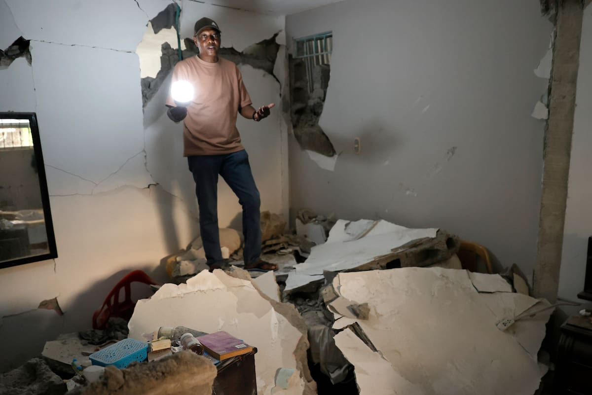 ACOMPAÑA CRÓNICA: COLOMBIA TERREMOTO AME8917. QUIBDÓ (COLOMBIA), 13/08/2026.- Nilson Hinestroza muestra el interior de su casa tras el terremoto del pasado lunes, este jueves, en Quibdó (Colombia). Mientras las autoridades intentan completar el censo con el dato total de damnificados por el terremoto de magnitud 7,4, que sacudió el oeste de Colombia, las familias afectadas tienen un diagnóstico propio: casas inhabitables, paredes a punto de colapsar y un futuro lleno de incertidumbre. EFE/Mauricio Dueñas Castañeda