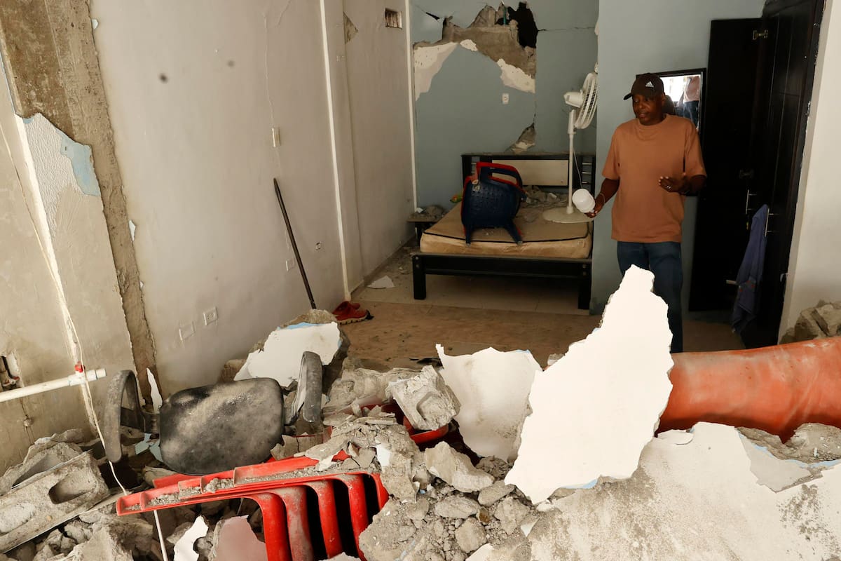 ACOMPAÑA CRÓNICA: COLOMBIA TERREMOTO AME8917. QUIBDÓ (COLOMBIA), 13/08/2026.- Nilson Hinestroza muestra el interior de su casa tras el terremoto del pasado lunes, este jueves, en Quibdó (Colombia). Mientras las autoridades intentan completar el censo con el dato total de damnificados por el terremoto de magnitud 7,4, que sacudió el oeste de Colombia, las familias afectadas tienen un diagnóstico propio: casas inhabitables, paredes a punto de colapsar y un futuro lleno de incertidumbre. EFE/Mauricio Dueñas Castañeda