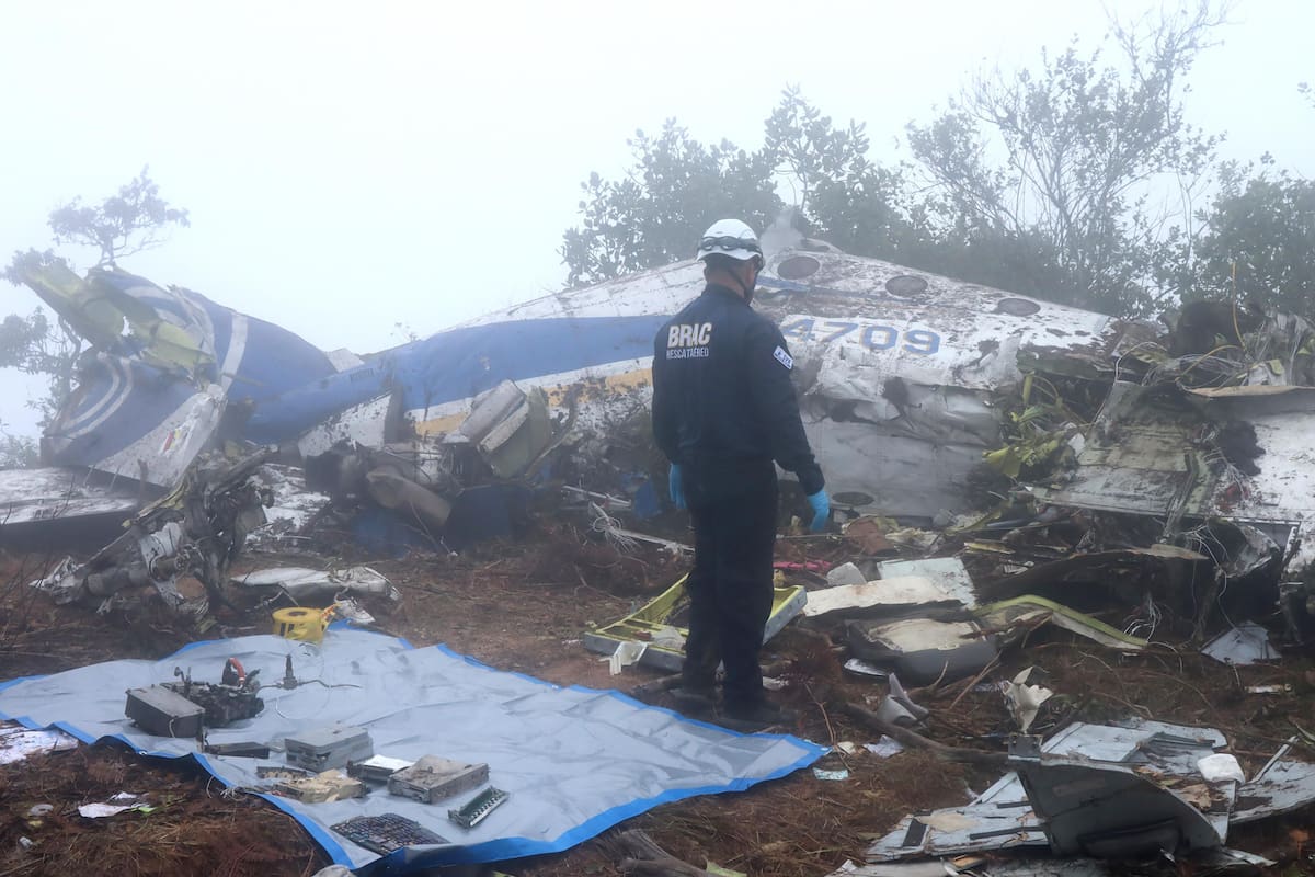 AME9484. LA PLAYA DE BELÉN (COLOMBIA), 29/01/2026.- Integrantes del Grupo de Búsqueda y Resacate Aeronáutico de Colombia (BRAC) remueven este jueves, los restos de un avión que se estrelló el 28 de enero de 2026 en zona rural del municipio de La Playa de Belén (Colombia). Entre los arbustos y una niebla espesa y bajo la mirada curiosa de campesinos, los rescatistas e investigadores examinan los restos del avión de la compañía colombiana Satena que se estrelló en una montaña en cercanías de La Playa de Belén, causando la muerte a sus trece pasajeros y dos tripulantes. EFE/ Mario Caicedo