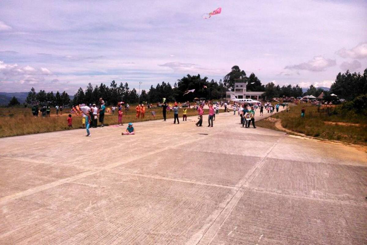 Pese a que las autoridades permitieron la realización del evento en zonas aledañas al Aeropuerto, así se veía la pista durante la actividad. (Foto: Tomada del Facebook Emisora La Cometa / VANGUARDIA LIBERAL )