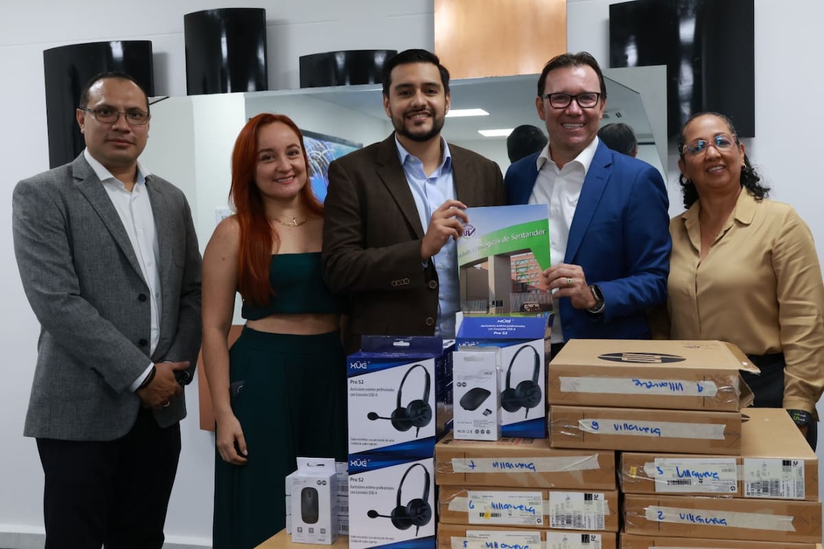 Daniel Alexánder Velasco Capacho, jefe de Oficina de Desarrollo Académico; Érika Tatiana Delgado Gómez, jefe de Oficina de Planeación; José Luis Gómez, alcalde de Villanueva; Omar Lengerke Pérez, rector de las UTS; y María Eugenia Carvajal Gamarra, directora Administrativa de Regionalización. Suministrada / VANGUARDIA