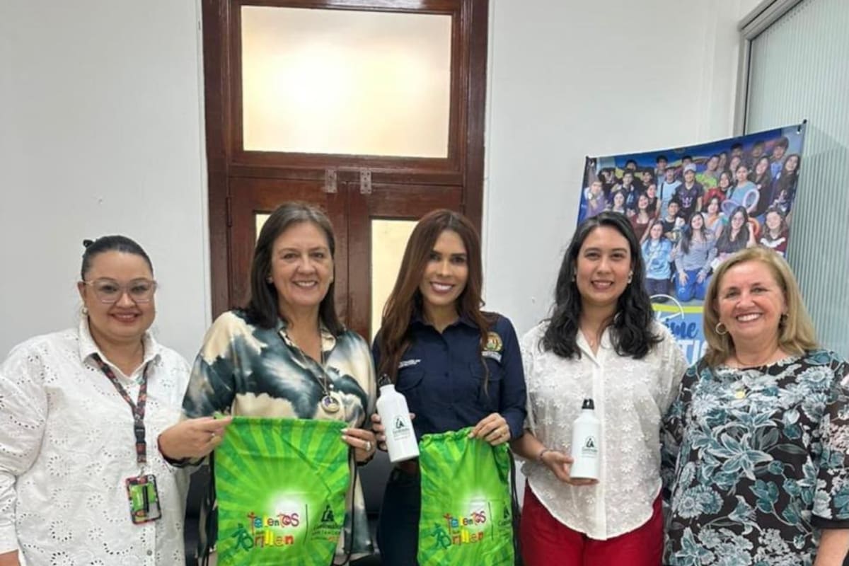 Alejandra Mayuris Galvis, coordinadora de Programas Especiales de Comfenalco Santander; Carmen Cecilia Quintero, subdirectora de Educación y Cultura de Comfenalco Santander; Yaneth Karina Araújo, secretaria de Educación de Santander; Érika Johanna Fajardo, jefe del Departamento de Desarrollo Social y Empresarial de Comfenalco Santander; María Lourdes López, de la Secretaría de Educación Departamental. Suministrada / VANGUARDIA