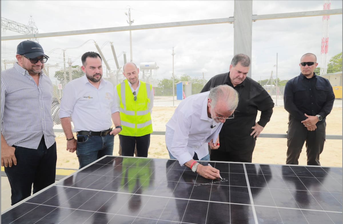 El gobernador Eduardo Verano, el ministro de Minas y Energía, Edwin Palma,; Luis Alejandro Rincón y Antonio Crisol, representantes de la empresa ENEL, en la firma de la entrega de la obra de Guayepo III .//Cortesía.