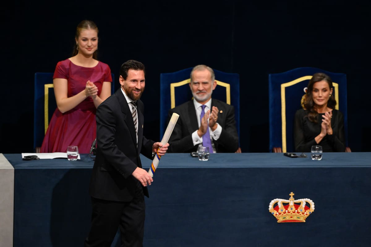 OVIEDO, 23/10/2026.- El futbolista argentino Leo Messi, Premio Princesa de Asturias de los Deportes, recibe su diploma durante la ceremonia de los Premios Princesa de Asturias 2026, en el Teatro Campoamor de Oviedo este viernes. EFE/Eloy Alonso