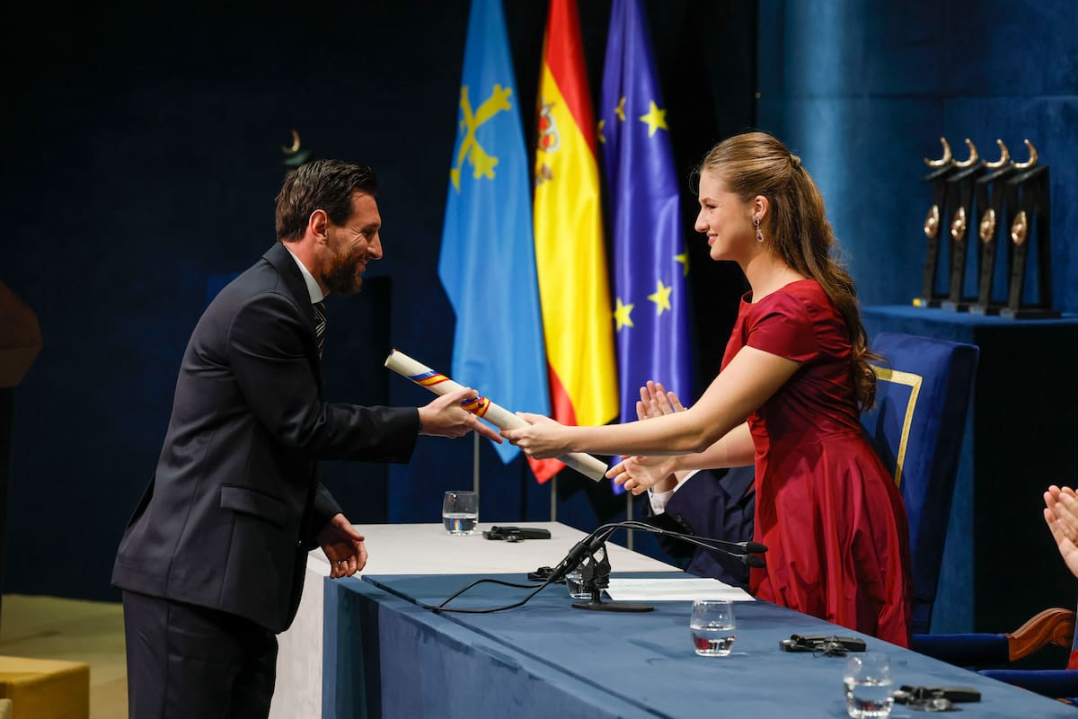 OVIEDO, 23/10/2026.- La Princesa Leonor entrega al futbolista argentino Leo Messi (i) el Premio Princesa de Asturias de los Deportes, durante la ceremonia de entrega de los Premios Princesa de Asturias 2026, en el Teatro Campoamor de Oviedo este viernes. EFE/Ballesteros