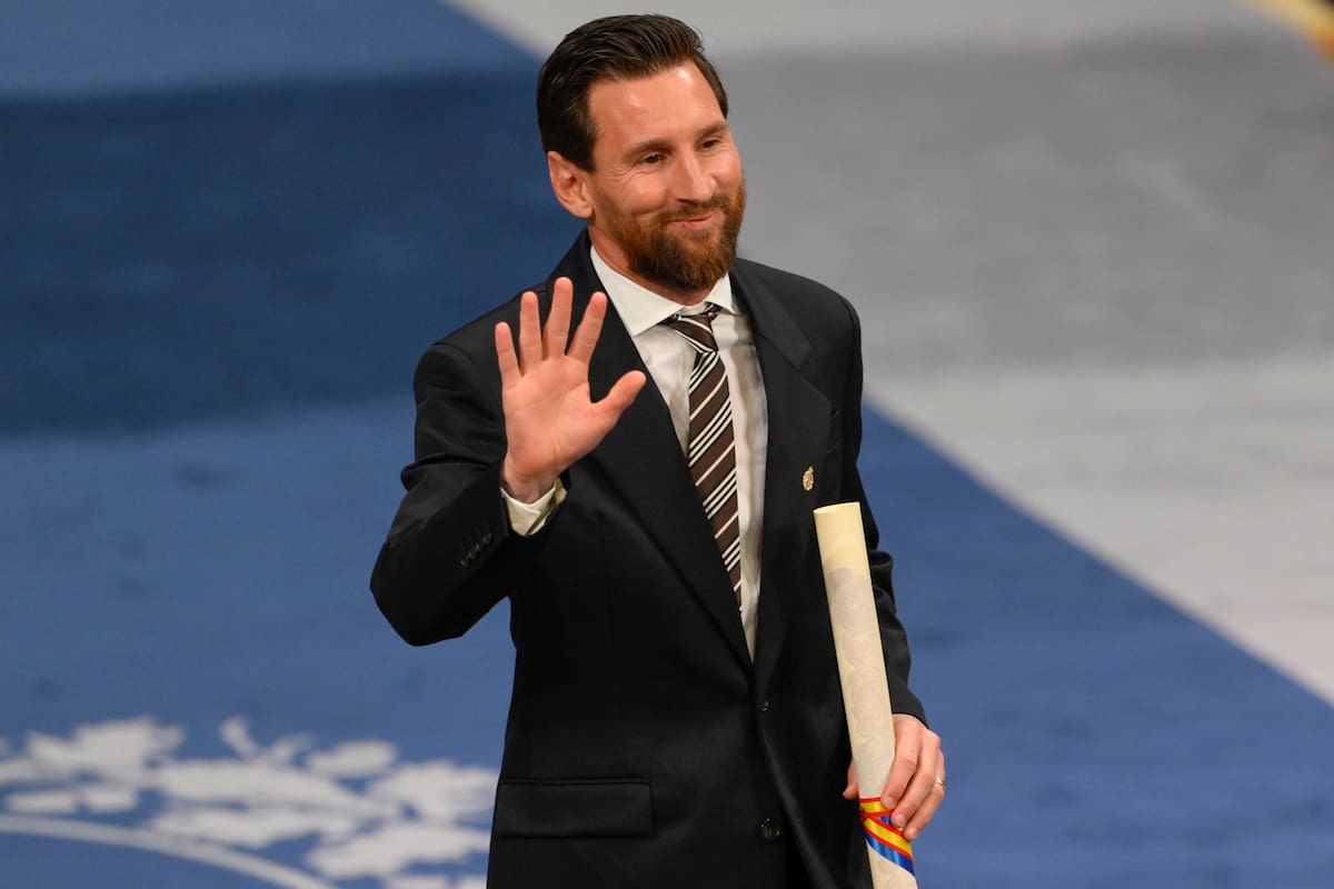 OVIEDO, 23/10/2026.- El futbolista argentino Leo Messi, Premio Princesa de Asturias de los Deportes, recibe su diploma durante la ceremonia de los Premios Princesa de Asturias 2026, en el Teatro Campoamor de Oviedo este viernes. EFE/Eloy Alonso